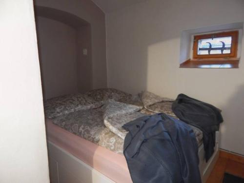 a room with a bed with a backpack on it at Chaloupka která má šmrnc in Čáslav