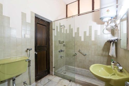Ένα μπάνιο στο StayVista at Horizon 4BHK with Breakfast & Valley view