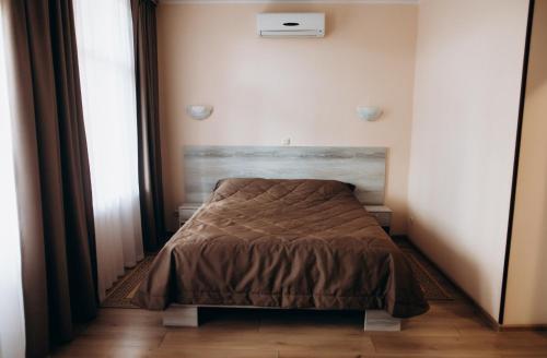Una cama o camas en una habitación de Oberig Hotel