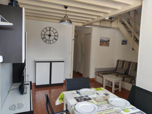 d'un salon avec une table et des plaques de cuisson. dans l'établissement Plein sud 142, climatisé, à Argelès-sur-Mer