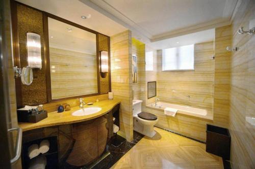 A bathroom at Hengshan Picardie Hotel