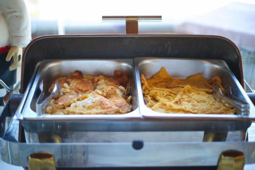 two trays of food with nachos in a container at Aliko Hotel in Vlorë