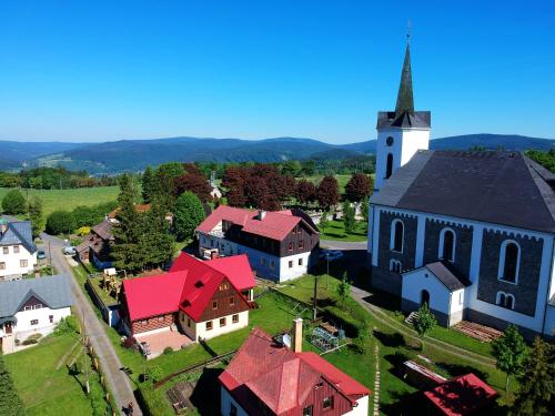 una vista aérea de una pequeña ciudad con una iglesia en Chata Dáša, en Kořenov