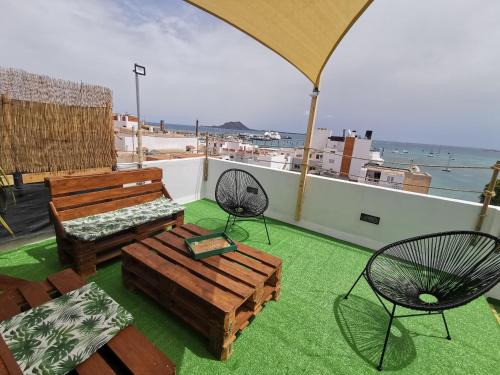 Centro de Corralejo con vistas a Isla de Lobos