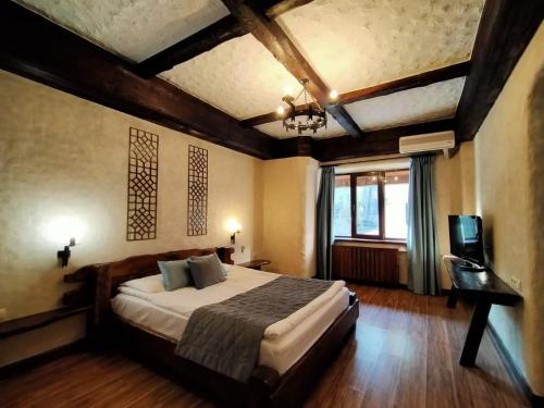 Кровать или кровати в номере Saraishyq Hotel