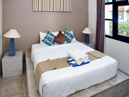 ein Schlafzimmer mit 2 Betten und Handtüchern darauf in der Unterkunft 4 BEDROOM VILLA KUTA REGENCY B10 in Kuta