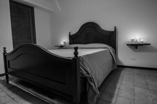 a black and white photo of a bed in a bedroom at Campo Felice Experience in Rocca di Cambio