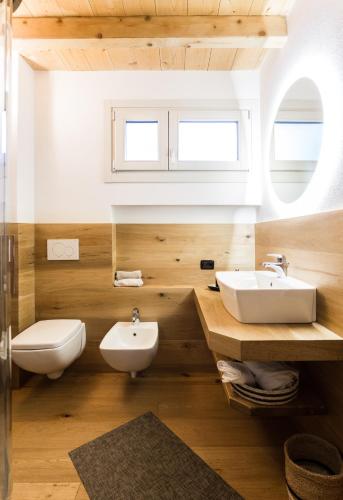 a bathroom with a sink and a toilet at Miki's Home - 2 bagni e giardino privato in Ponte di Legno