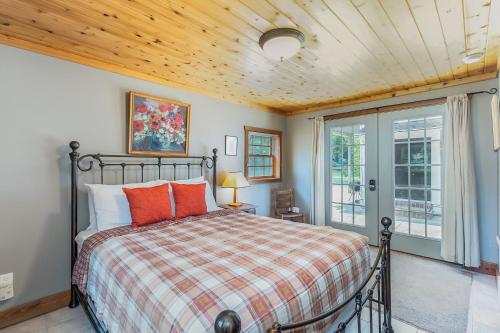 um quarto com uma cama com almofadas vermelhas em Peterson Mill em Saugatuck