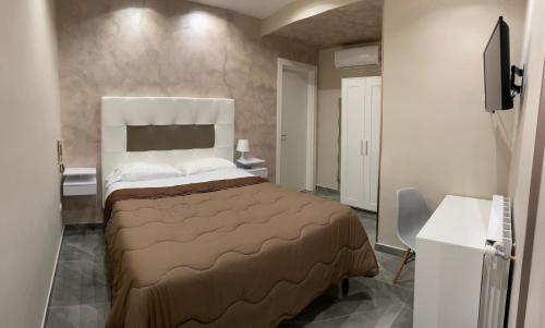 um quarto com uma cama grande num quarto em Hotel stranamore em Varcaturo