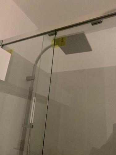 uma porta de duche em vidro num quarto com tecto em Luxury suites maladiere 1 em Dijon