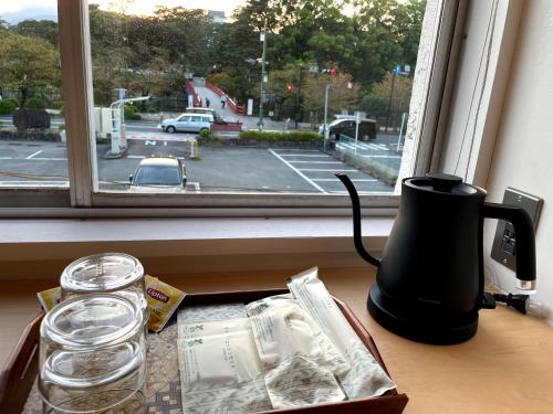 a coffee maker and glasses sitting on a window sill at Hostel Have a Nice Day! ドミトリー 個室ルームあり#HVNI in Odawara