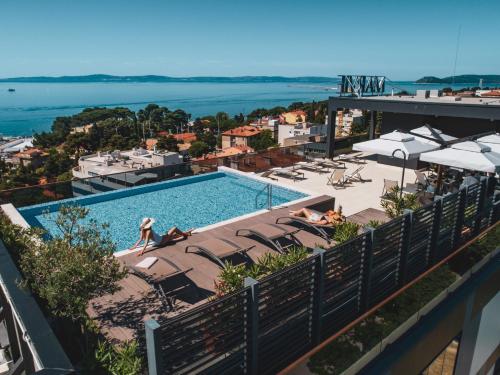 una imagen de una piscina en la parte superior de un edificio en Marvie Hotel & Health, en Split