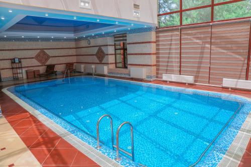 a large swimming pool in a large building at HUMSON BULOQ SANATORIUM in Khumson