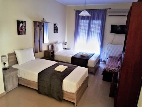 Un pat sau paturi într-o cameră la Alkioni City Apartments