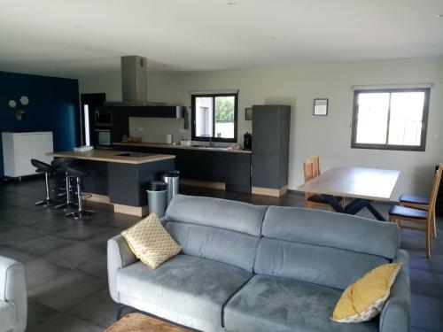 un soggiorno con divano e una cucina di Un air de campagne a Montauban