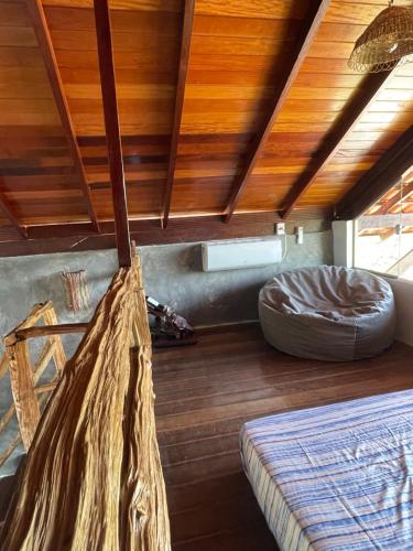 a room with a bed and a ceiling with wood at Vila Ypáwa 150 m centro 30 m praia lago verde in Alter do Chao