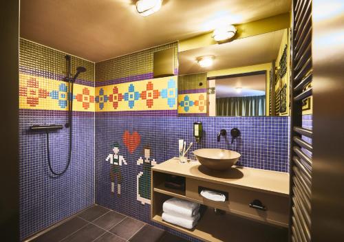 a bathroom with a sink and a shower at KUKU Berghotel in Rettenberg