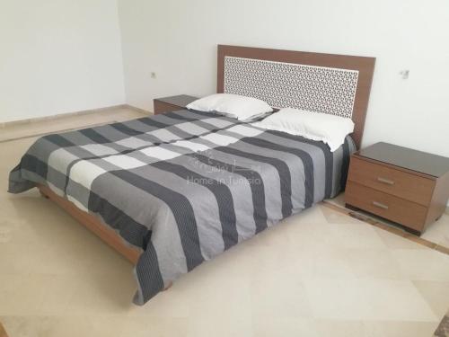 سرير أو أسرّة في غرفة في Joli appartement s+2 hammem sousse