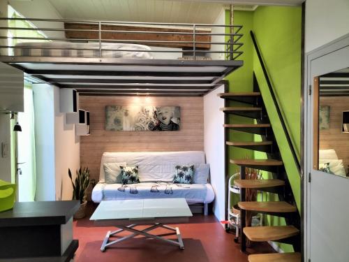 Billede fra billedgalleriet på STUDIO CLIMATISE avec MEZZANINE au calme avec terrasse et parking idéalement situé pour tout faire à pied ! i Bandol