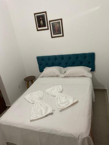 a bed with white towels on top of it at Pousada Caminhos da Chapada in Palmeiras