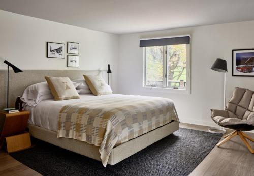 מיטה או מיטות בחדר ב-Tälta Lodge, a Bluebird by Lark