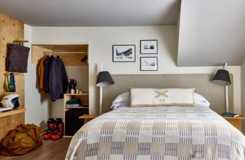 a bedroom with a bed and two lamps at Tälta Lodge, a Bluebird by Lark in Stowe