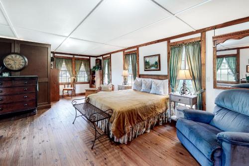 sypialnia z łóżkiem i kanapą w obiekcie Seahorse Cove w mieście Buchanan Dam