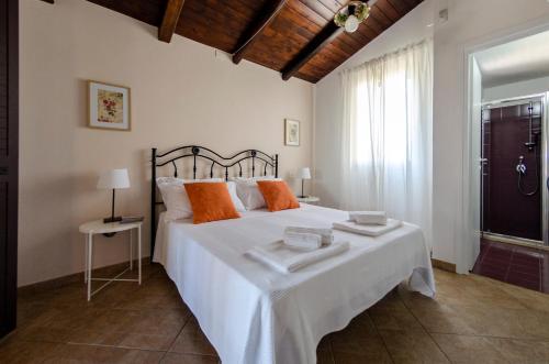 A bed or beds in a room at Villa la Tonnara CaseSicule, Private Villa far 50 m from the Sand Beach