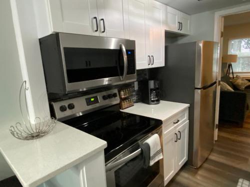 HHI Homes- Newly Renovated Cozy Modern Pet-Friendly Villa-Ideal Location photo 38