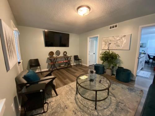 HHI Homes- Newly Renovated Cozy Modern Pet-Friendly Villa-Ideal Location photo 4