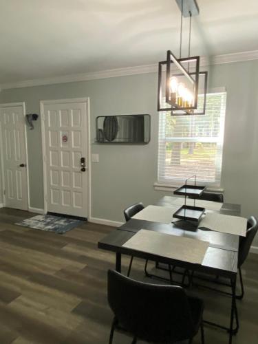 HHI Homes- Newly Renovated Cozy Modern Pet-Friendly Villa-Ideal Location photo 25