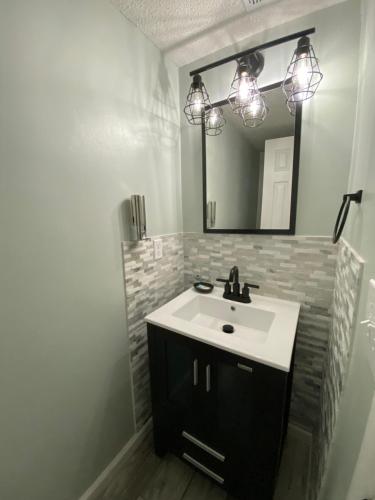 HHI Homes- Newly Renovated Cozy Modern Pet-Friendly Villa-Ideal Location photo 28