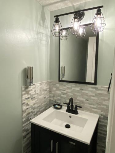 HHI Homes- Newly Renovated Cozy Modern Pet-Friendly Villa-Ideal Location photo 15