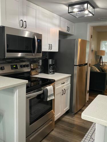 HHI Homes- Newly Renovated Cozy Modern Pet-Friendly Villa-Ideal Location photo 34