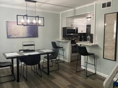 HHI Homes- Newly Renovated Cozy Modern Pet-Friendly Villa-Ideal Location photo 1