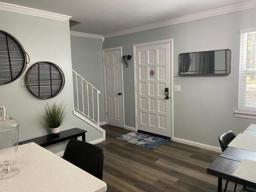 HHI Homes- Newly Renovated Cozy Modern Pet-Friendly Villa-Ideal Location photo 35