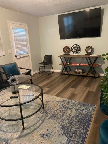 HHI Homes- Newly Renovated Cozy Modern Pet-Friendly Villa-Ideal Location photo 9