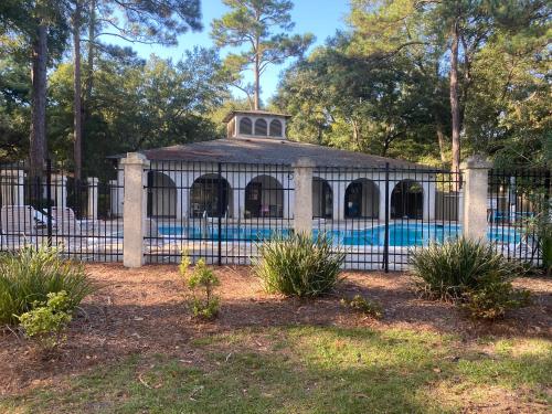 HHI Homes- Newly Renovated Cozy Modern Pet-Friendly Villa-Ideal Location photo 74