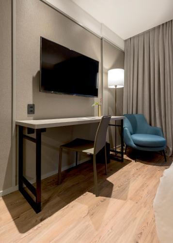 Una televisión o centro de entretenimiento en K-Platz Hotel