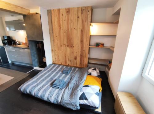 Katil atau katil-katil dalam bilik di Millau charmant Studio en centre-ville
