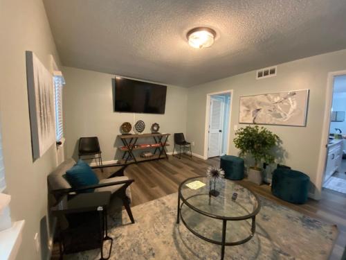HHI Homes- Newly Renovated Cozy Modern Pet-Friendly Villa-Ideal Location photo 6