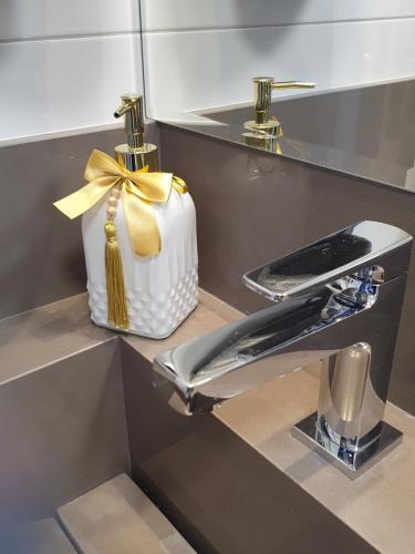 un lavabo de salle de bain avec un robinet et un miroir dans l'établissement Lindo apto tudo novinho, prédio frente mar, à Balneário Camboriú