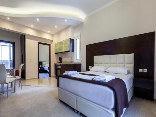 صورة لـ Pearl Bay Hotel Apartments في Vrontádos