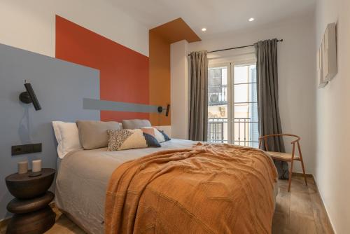 een slaapkamer met een groot bed en een raam bij Attic Oasis in Málaga