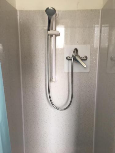 een douche met een slang aan een muur bij MyRoomz Seaview Hotel in Blackpool