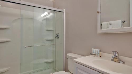 W łazience znajduje się prysznic, toaleta i umywalka. w obiekcie Montauk Oceanside Suites w mieście Montauk