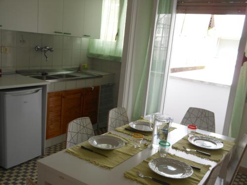 ローマにあるRomolo Houseのキッチン(食器、調理器具、テーブル付)