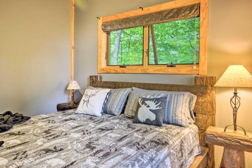 Ένα ή περισσότερα κρεβάτια σε δωμάτιο στο Peaceful Stony Point Getaway with Hot Tub and Views!
