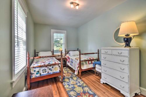 Postel nebo postele na pokoji v ubytování Cozy Gloucester Getaway with Porch and Sunroom!